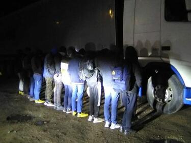 Хванаха 11 нелегални мигранти в ТИР в близост до границата