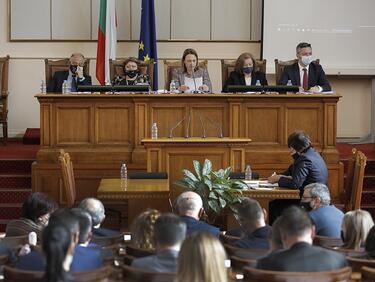 Депутатите задължиха Борисов да се яви в парламента на 21 април