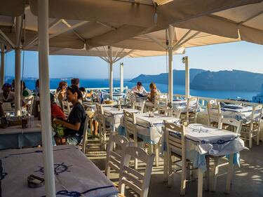 Гърция посреща туристи от утре
