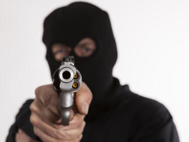Стрелба при въоръжен грабеж в банка в Дупница
