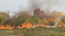 Пожари пламнаха край няколко села, огънят достигна къщите