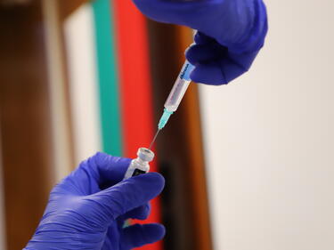 Ваксинират безплатно срещу грип 230 хил. възрастни българи