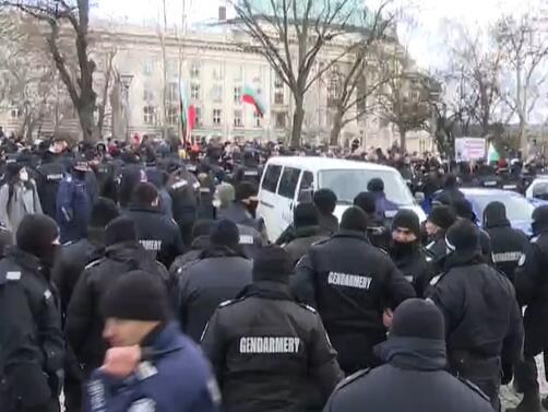 Осем полицаи пострадаха при протеста пред парламента в София. От