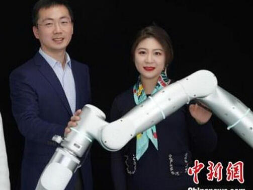 Университетът Тундзи представи първия в Китай автономен робот за безиглено