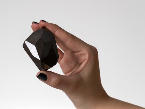 Енигма - най-големият естествен черен диамант в света, тежащ 555,55