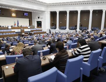 Разнопосочни реакции в парламента на съобщението за руски шпиони
