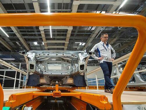 Два от германските автомобилни гиганти BMW и Фолксваген ще затворят