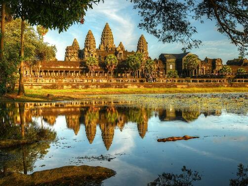 Ангкор Уат срещан и като Ангкор Ват е огромен религиозен