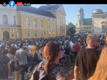 Протест в подкрепа на Никола Минчев пред НС (ОБНОВЕНА, ВИДЕО)
