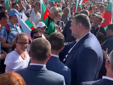 Пеевски стана протестиращ (ВИДЕО)