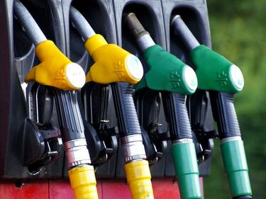 Цени в галоп: За година дизелът се е вдигнал с 65%, бензинът - с 58