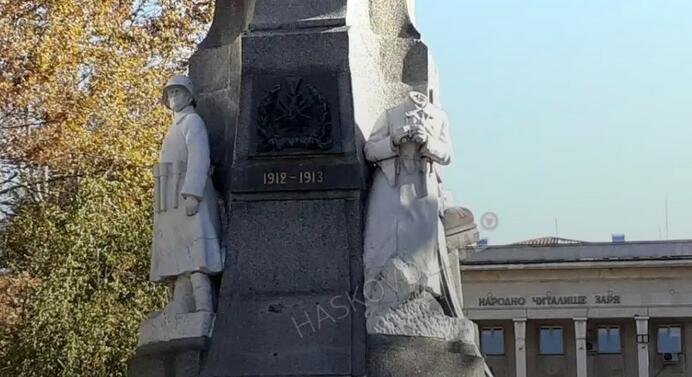 Паметникът на Незнайния воин в центъра на Хасково е обезглавен.