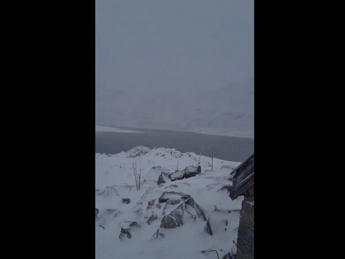 Сняг заваля над заслона Тевно езеро намиращ се в Пирин