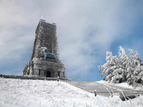 Ограничена е видимостта на проходите Шипка и Република заради обилен снеговалеж. Снежната