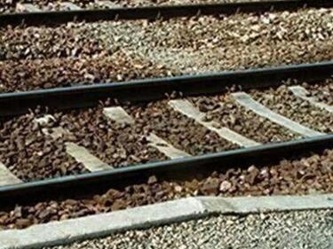 Влакът София-Бургас се блъсна в паднала скала
