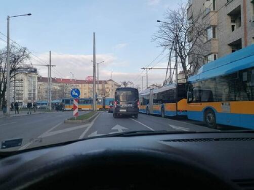 Трамвай аварира на площад Руски паметник в София.  Движението в