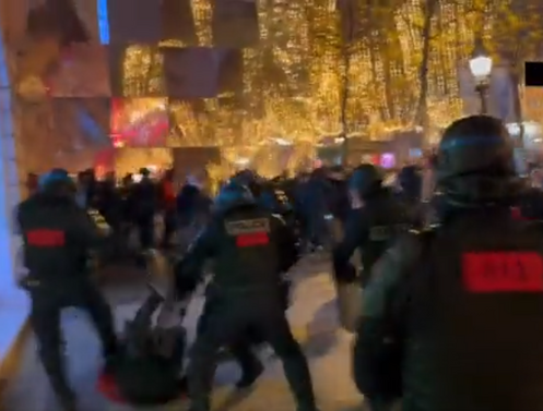 Сблъсъци избухнаха между футболни запалянковци и полицаи на парижкия булевард