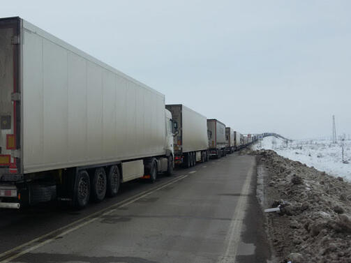 Двама български шофьори на камиони са задържани с огромно количество