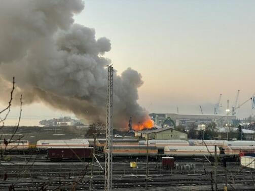 Голям пожар избухна на пристанище Бургас запад предава БНТ По информация на