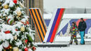 Символите на войната вплетени в коледната украса на Москва