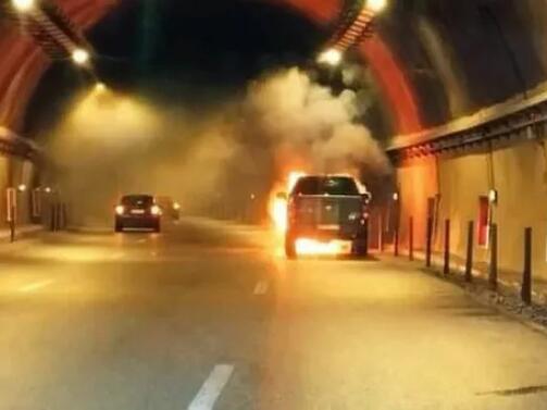 Автомобил тип пикап се запали тази сутрин в тунел Витиня,