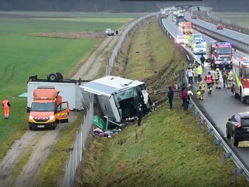 Жертви и ранени при тежка автобусна катастрофа в Словения. Трима