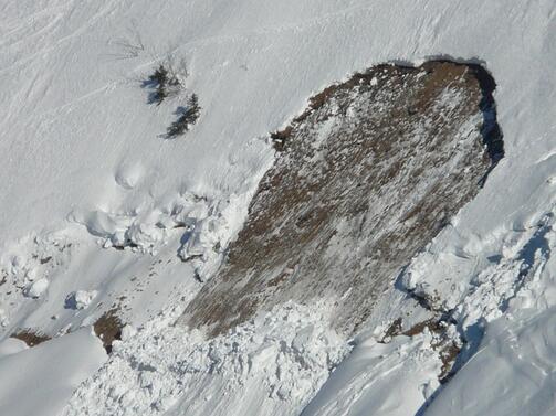 Изключително висока е лавинна опасност в планините заради натрупаните снегове