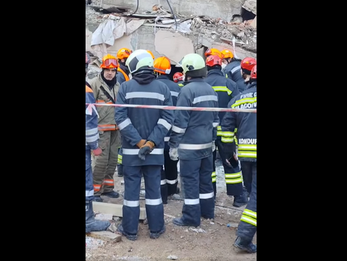 Екип от доброволци сред които и български пожарникари извадиха жива