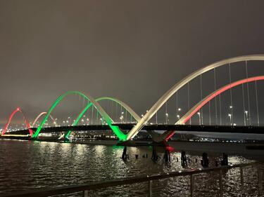 Мост във вашигтон светна в цветовете на българското знаме за 3 Март