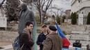 Борисов се разлюти на бутафорния си паметник и детски пистолет
