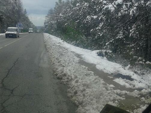 Сняг вали по проходите Пампорово и Превала в област Смолян.