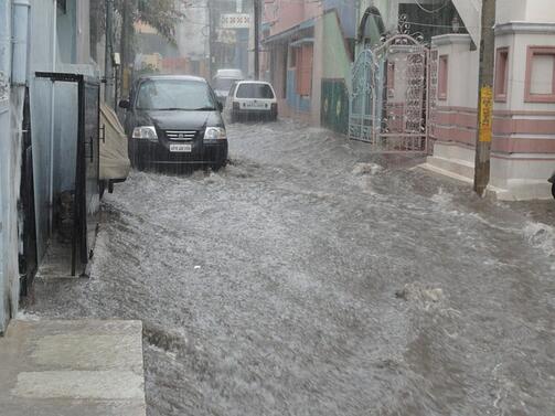 Наводнение в Етрополе след поредните обилни валежи от сряда вечер