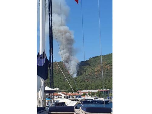 Голям горски пожар бушува край турския курорт Мармарис (окръг Мугла),