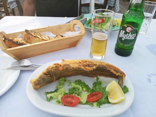 Наш турист качи снимки на менюто от плаж в Гърция