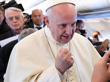 Папа Франциск: Потъвате, ако се уповавате в суеверия, хороскопи и подобни