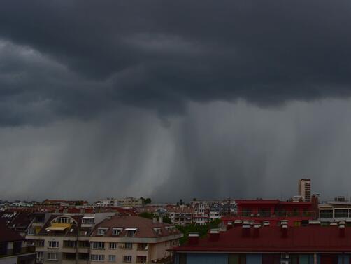 Силна гръмотевична буря се образува над София малко след 15