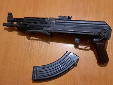 Арестуваха двама, продавали нелегално „Калашников“ и пистолети в София (СНИМКИ)