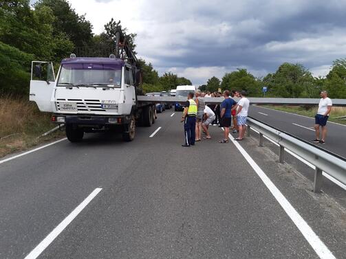 Камион с неприбран кран, движещ се в посока Бургас закача