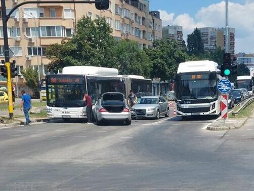 Три коли и автобус на градския транспорт се удариха в