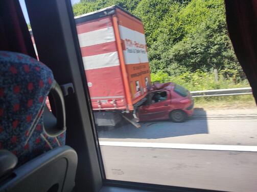 За тежка катастрофа между кола и камион на магистрала Хемус