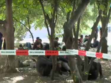 Заловиха 48 мъже - нелегални мигранти, в столичния квартал "Хаджи Димитър"