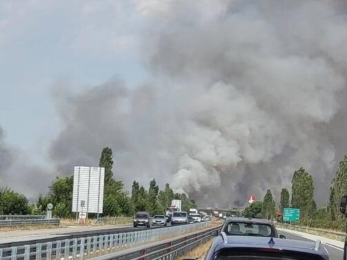 Голям пожар гори край магистрала Тракия. Движението по аутобана при