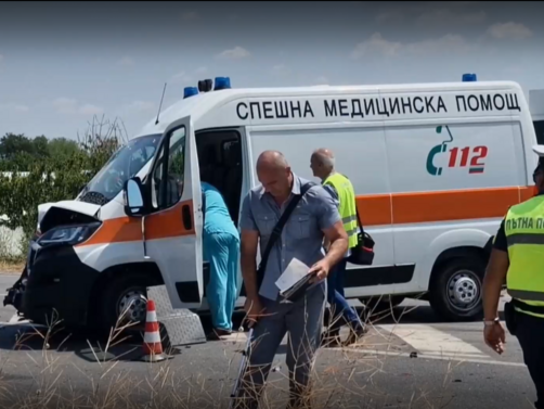 Двама загинали и трима ранени при тежка катастрофа между линейка