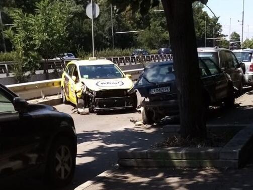 Такси помете четири автомобила паркирани в локалното платно на булевард