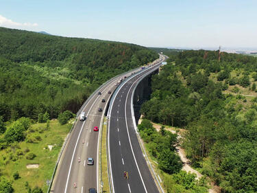 Километрично задръстване от автомобили се е образувало на автомагистрала "Тракия" в района на Карнобат