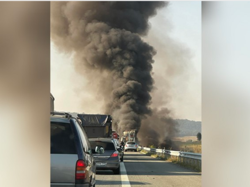Товарен автомобил с чужда регистрация се е самозапалил на автомагистрала