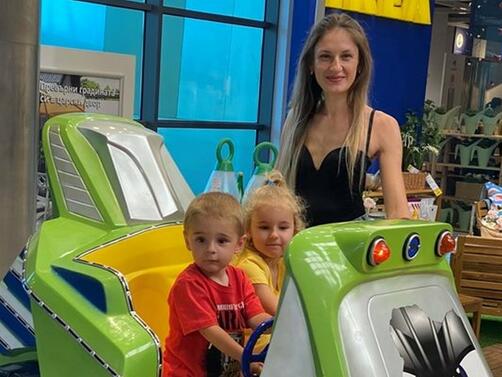 Елена Станева и двете й деца все още са в