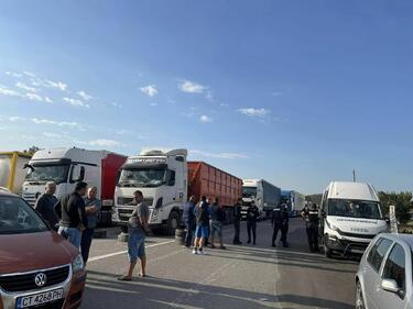 Пътните блокади в Старозагорско остават
