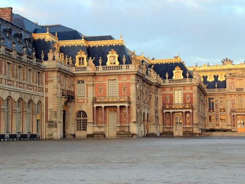 Версайският дворец е евакуиран от съображения за сигурност и ще