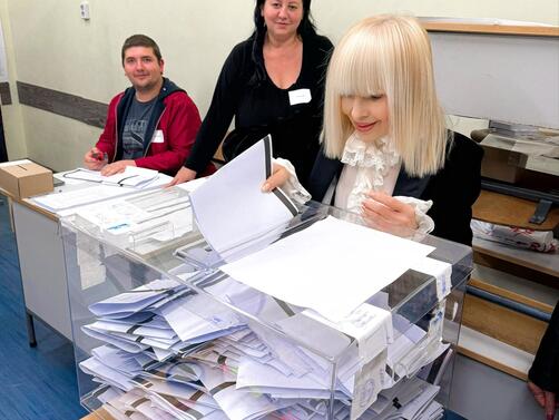 Естрадната прима Лили Иванова гласува в края на изборния ден.